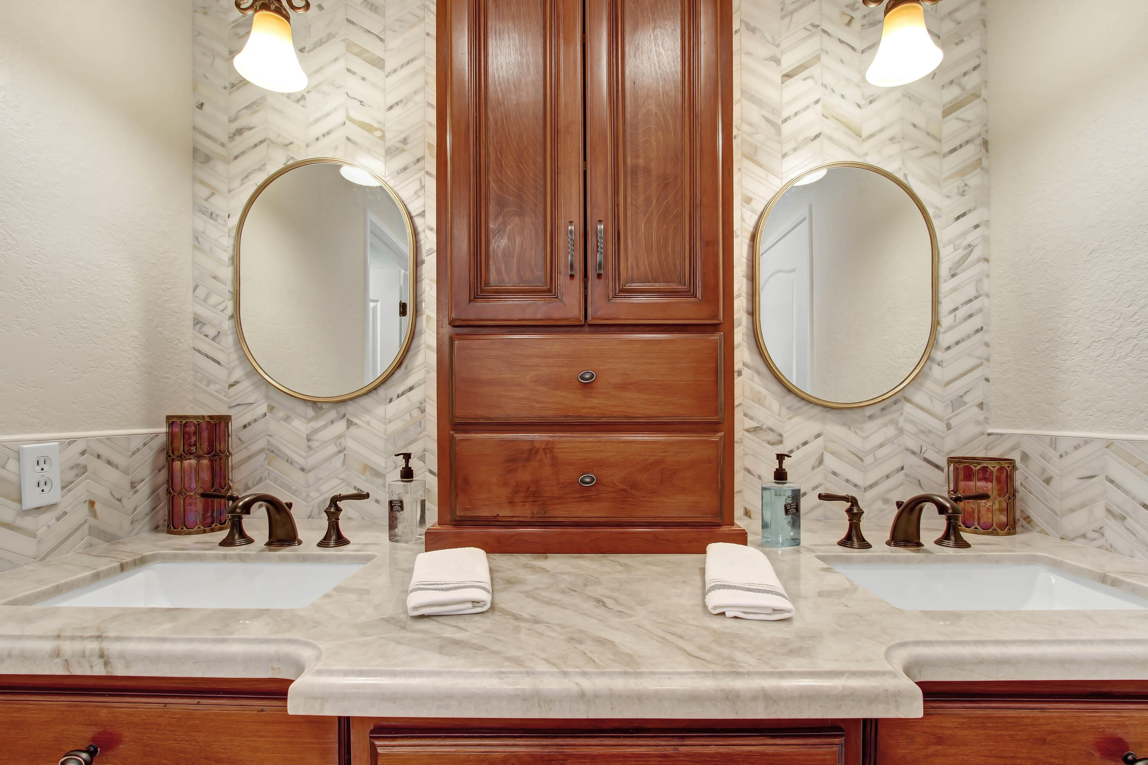 Quartzite OG Vanity countertop – Newport Beach, CA